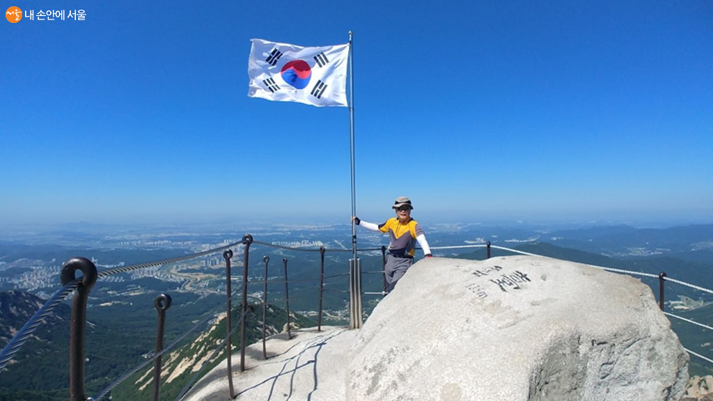 서울의 최고봉인 백운봉에 올라 태극기 아래에서 인증샷을 했다.