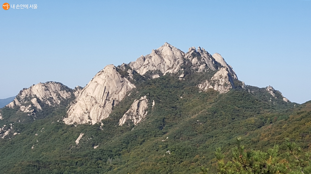 북한산성 성곽길에서 바라본 삼각산 3봉(좌로부터 백운봉, 만경봉, 인수봉) 