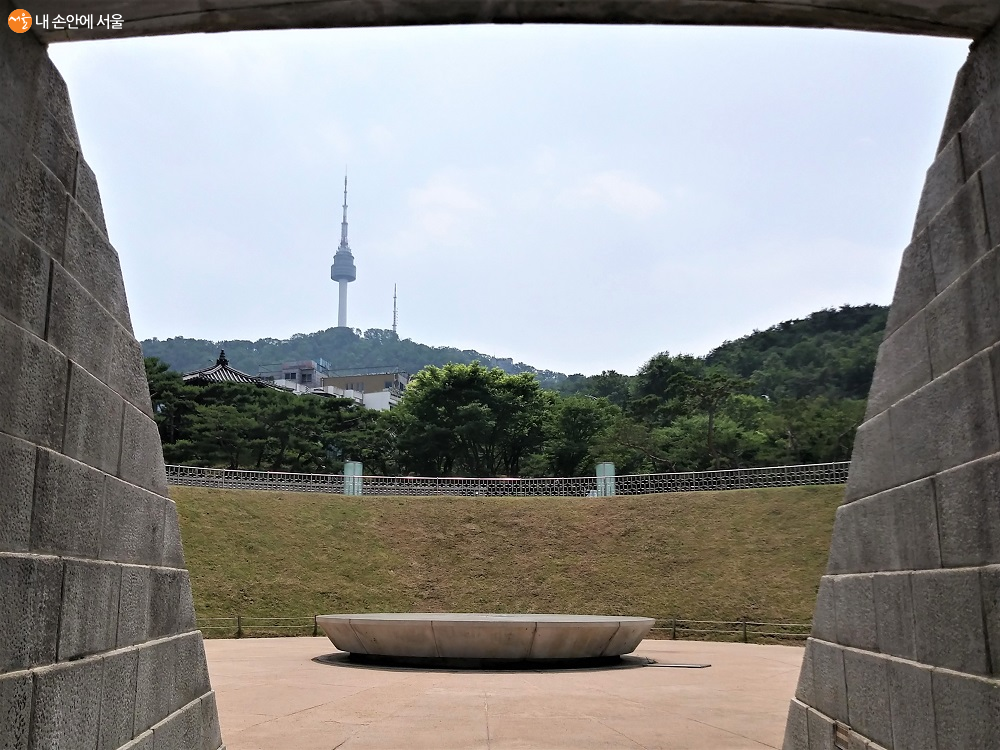 원형 광장에 서울천년 타임캡슐이 놓여있다