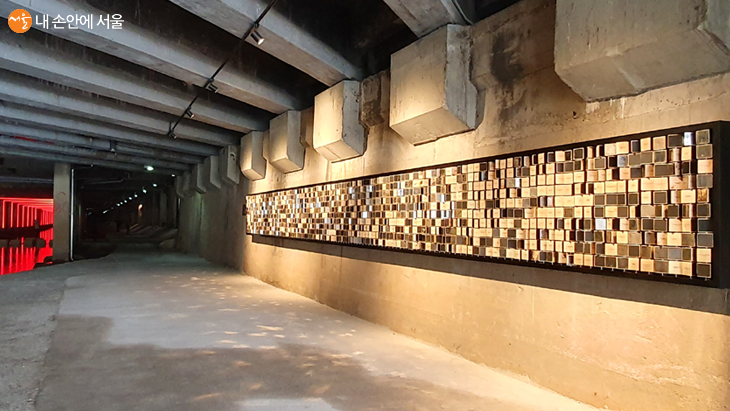 ‘홍제 마니차’는 1,000명의 시민들의 내 인생에 가장 빛나던 순간의 메시지를 모아 만든 예술작품이다