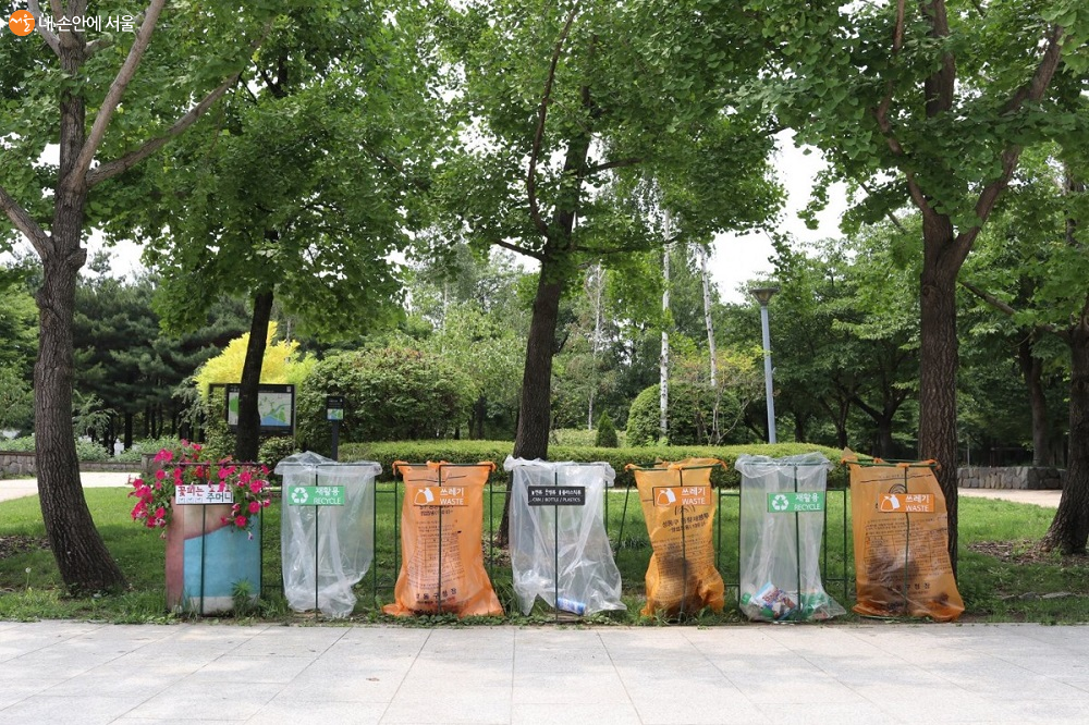 서울숲 쓰레기통. 주운 쓰레기를 분리수거하면 된다. 
