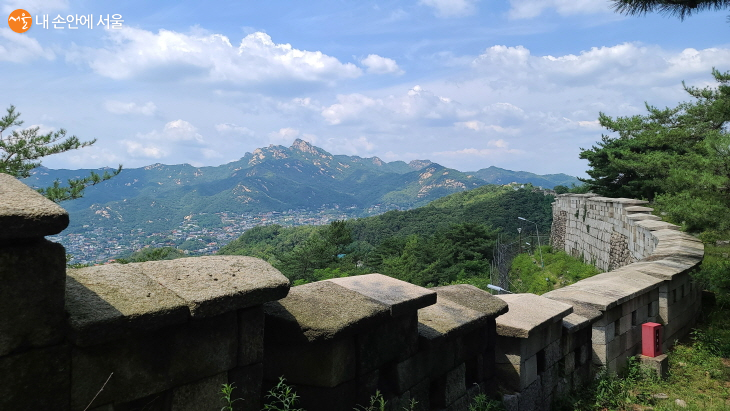 한양도성순성길 성곽을 따라 다양한 서울미래유산을 만날 수 있다. 