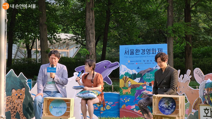 7월2일 무관중 개막식이 열린 가운데 김응수, 권율 배우와 박슬기가 진행을 하고 있다