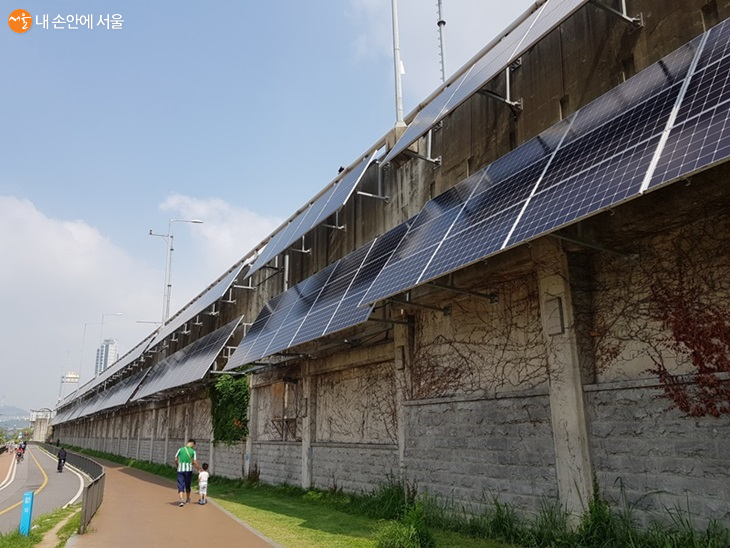 강변북로 콘크리트 옹벽에는 태양광 발전설비가 설치되어 있다