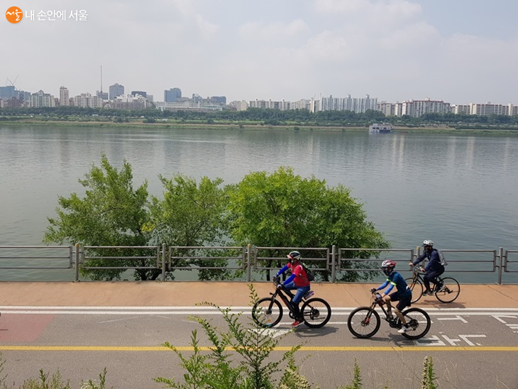 한강공원에서 자전거 라이딩을 즐기는 시민들 