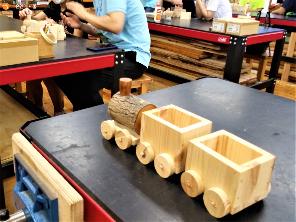 목공체험장에서 만들고 있는 나무 기차 모형 