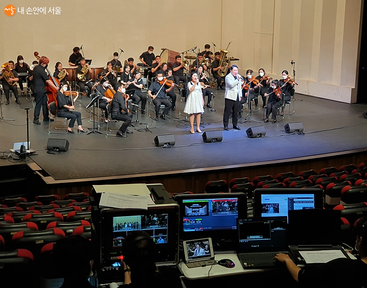 테너 박영필과 가수 임아름이 공연 중인 콘서트 현장 