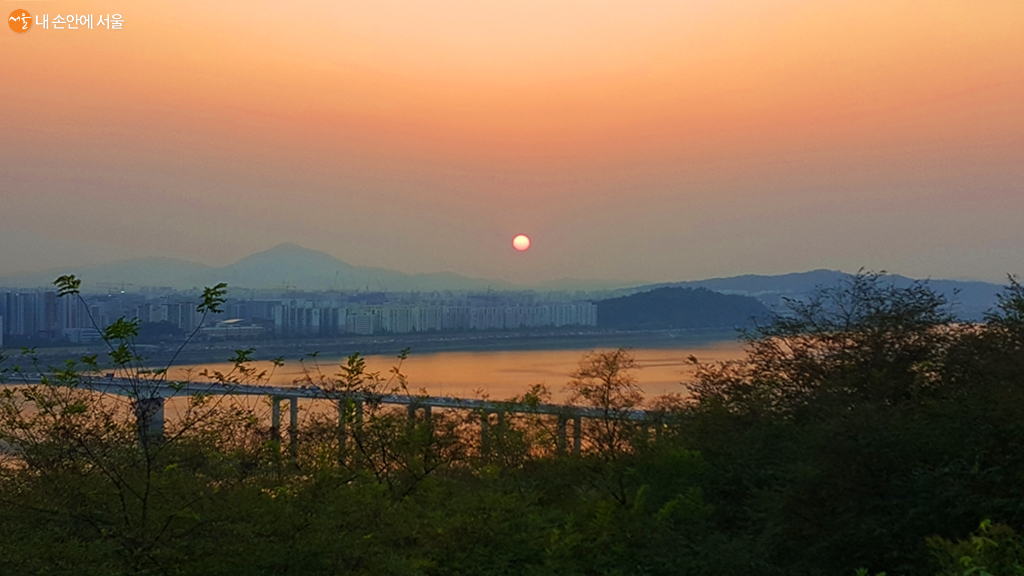 노을전망대에서는 서울에서 가장 아름다운 해넘이풍경을 볼 수 있다
