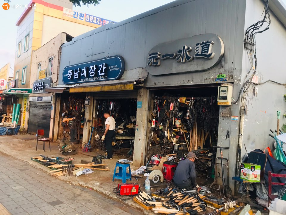 서울 시내 한복판에 아직도 남아 있는 대장간에서는 손수 농기구를 만들고 있다 
