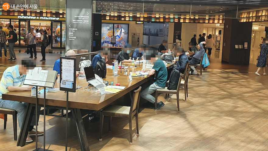 별마당 도서관의 중앙 테이블은 방문객들에게 인기 있는 자리다