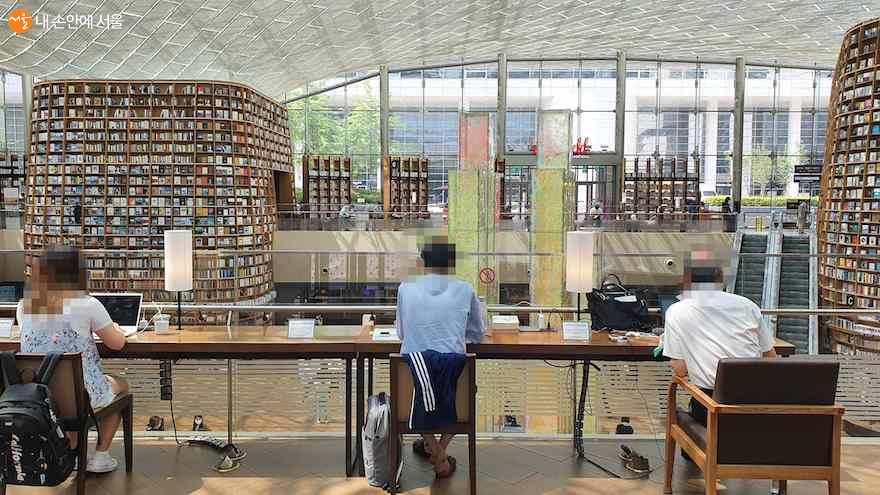 코엑스 별마당 도서관은 더운 여름 시민들이 편하게 쇼핑도 하고 쉴 수 있는 공간이다 