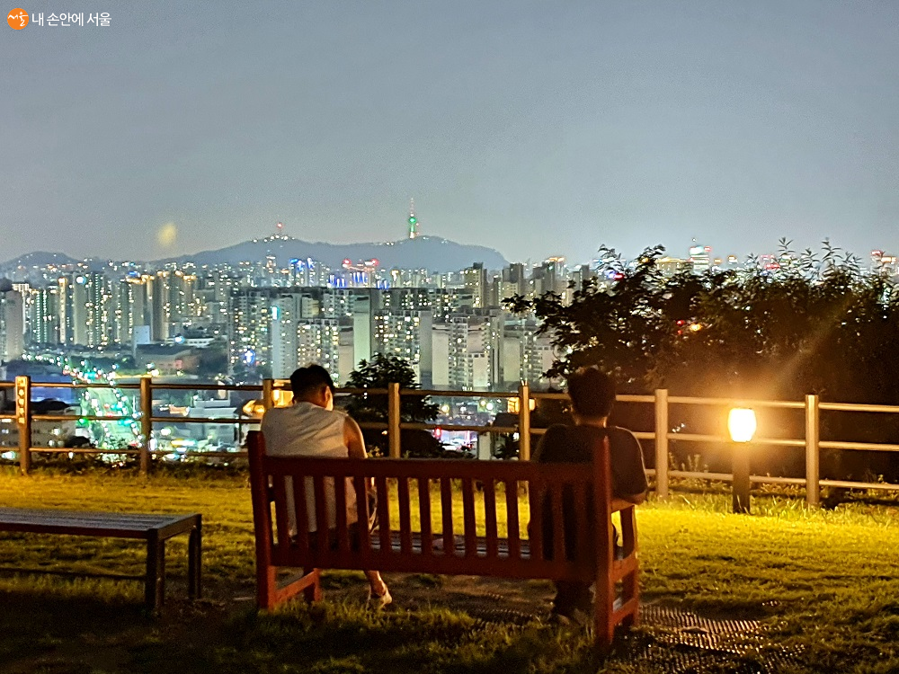 배봉산 전망대에서 서울의 야경을 바라보는 시민 
