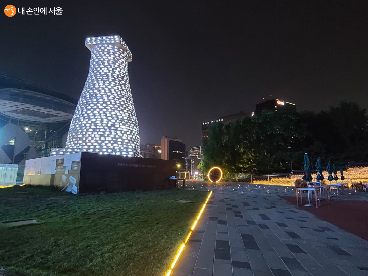 밤에 보면 더 멋진 첨성대는 모든 헤드라이트에 빛이 들어오고 달거울에도 달빛이 뜬다.