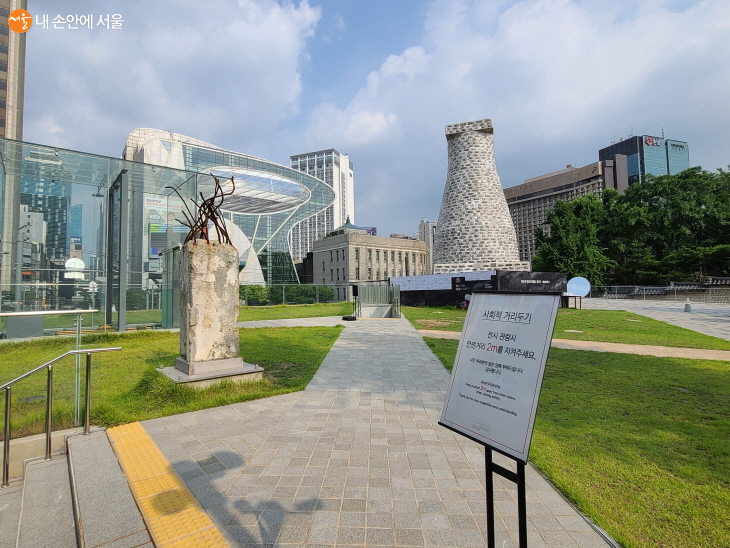 서울도시건축전시관 위 서울마루에서 모형 첨성대와 첨성대를 비추어 주는 달거울이 전시되고 있다. 