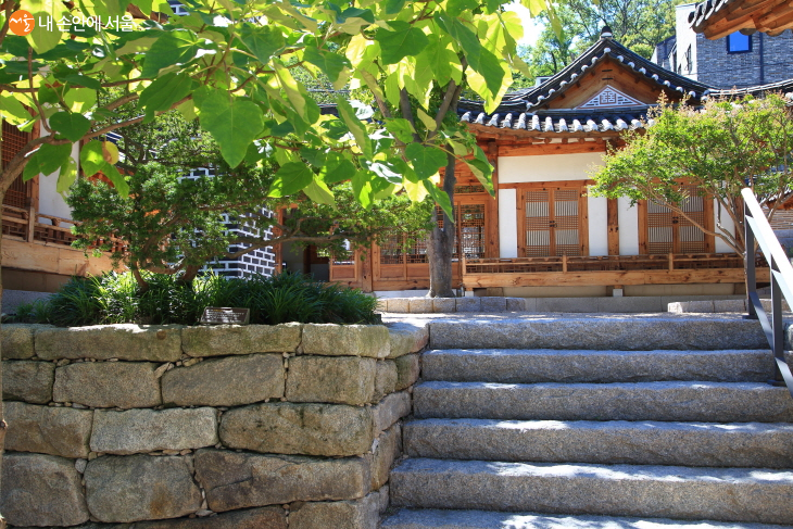 조선시대 시전행랑 발굴에서 나온 돌로 쌓아올린 석축이 인상적인 무계원 