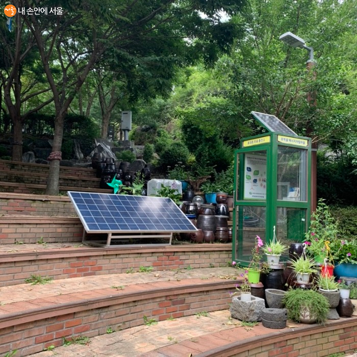 홍은한마당에 태양광 발전기와 태양광 휴대폰 무료 충전소가 구비돼 있다