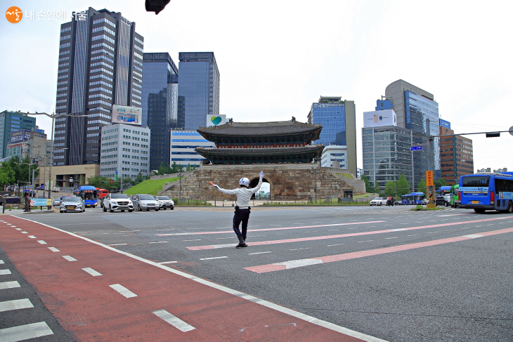 숭례문은 마치 도시의 섬처럼 접근이 쉽지 않다