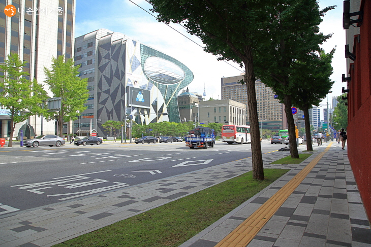 서울시의회를 지나는 인도가 한결 걷기가 편해졌다