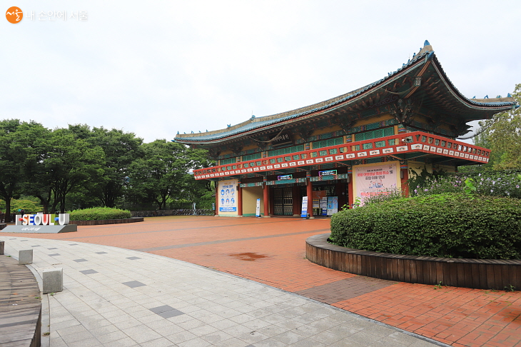 반세기 동안 가족 테마공원으로 사랑을 받아온 서울어린이대공원 정문 