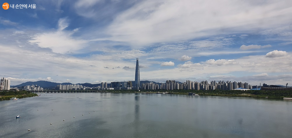 석촌호수 옆 123층의 높이를 자랑하는 국내 최고의 롯데타워 전경 