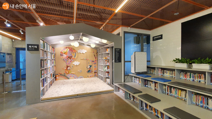 북카페는 4,800여 권의 도서가 있어 책을 읽으며 쉬어가기에 좋다.