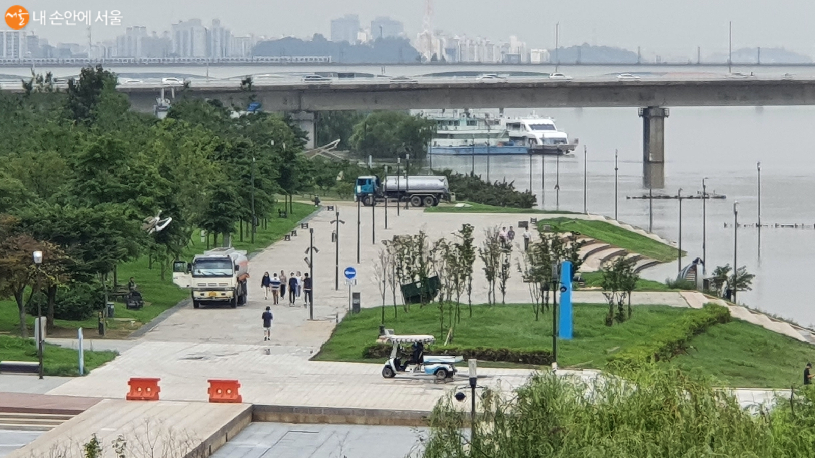 평소 한강공원에서 보기 힘든 중장비들이 청소를 위해 분주히 움직이고 있다