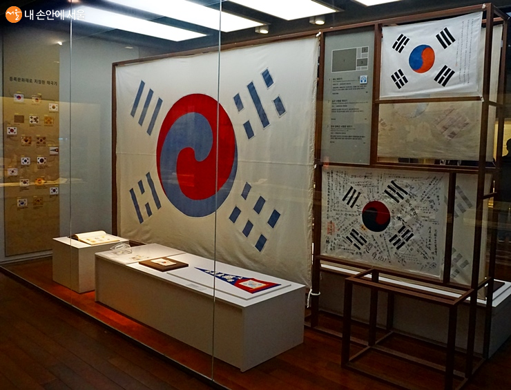 대한민국 역사박물관에 전시된 태극기 