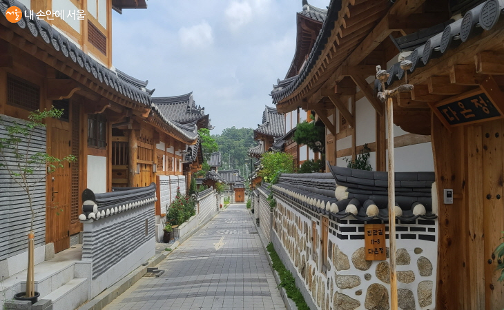 한옥은 골목을 사이에 두고 대화가 가능한 게 특징이다.