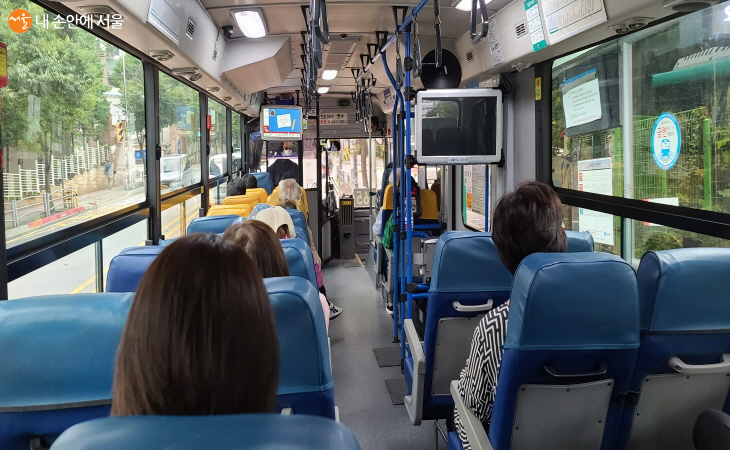 버스에 탑승시 한 좌석에 1명씩 앉아 거리두기를 한다.