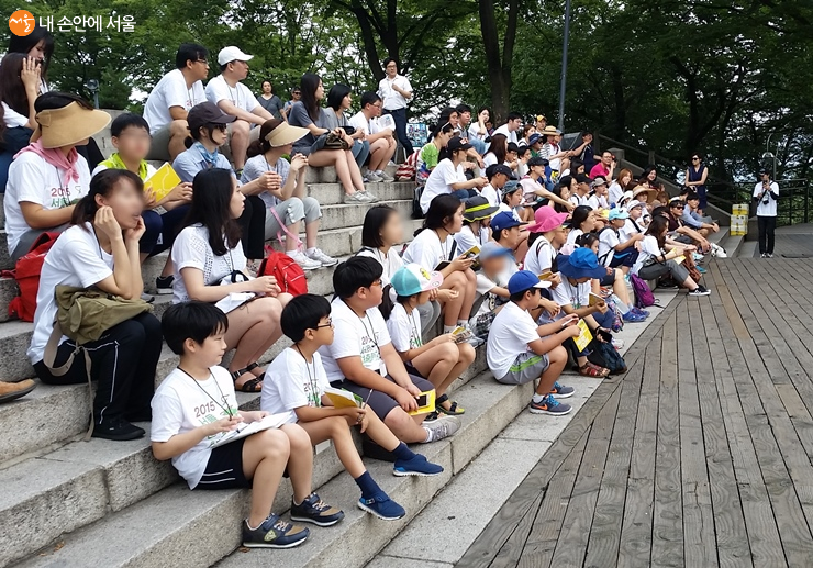 남산에서 설명을 듣고 있는 아이들의 모습