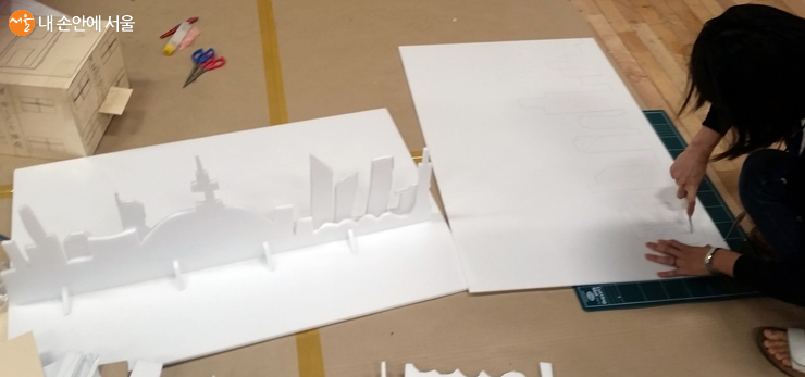 작품을 만들 때 위험한 도구 사용은 선생님께서 도와주신다