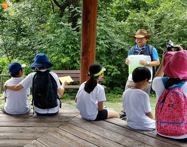 서울을 대표하는 남산에서 수업을 받고 있다 