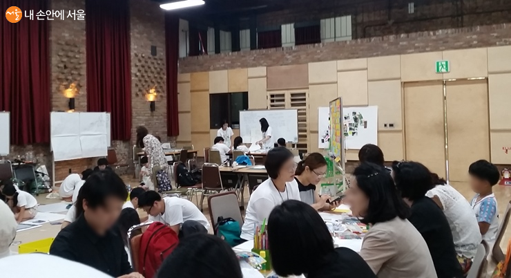 여름방학을 이용해 어린이 건축학교 수업 중이다