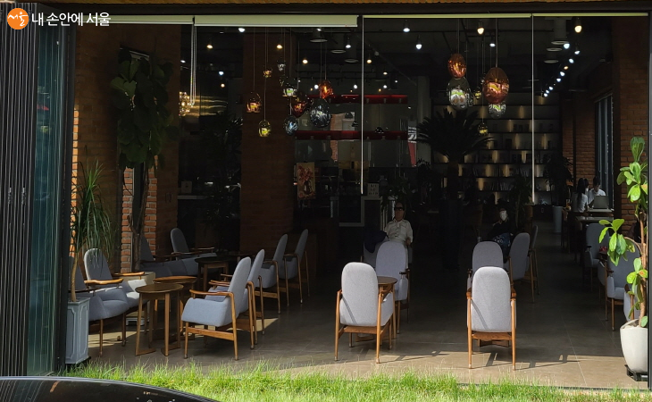 코로나19의 감염을 줄이려면 창문을 개방할 수 있는 음식점과 카페를 이용해야 한다 