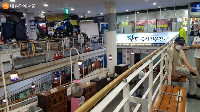 서울풍물시장은 2층으로 나누어져 있다 