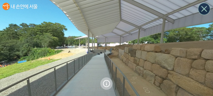 AR앱을 통해 내 책상 위에서 한양도성 유적전시관을 360도로 볼 수 있다. 