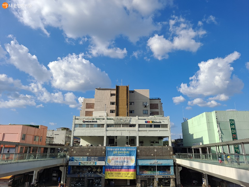 서울 종로 청계천로에 자리한 세운상가 모습 