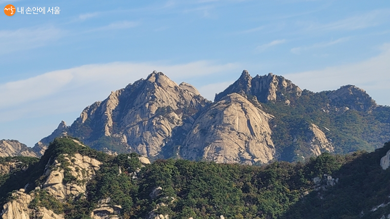 서울의 진산 북한산 봉우리, 왼쪽부터 백운대, 인수봉,만경대, 노적봉(앞) 