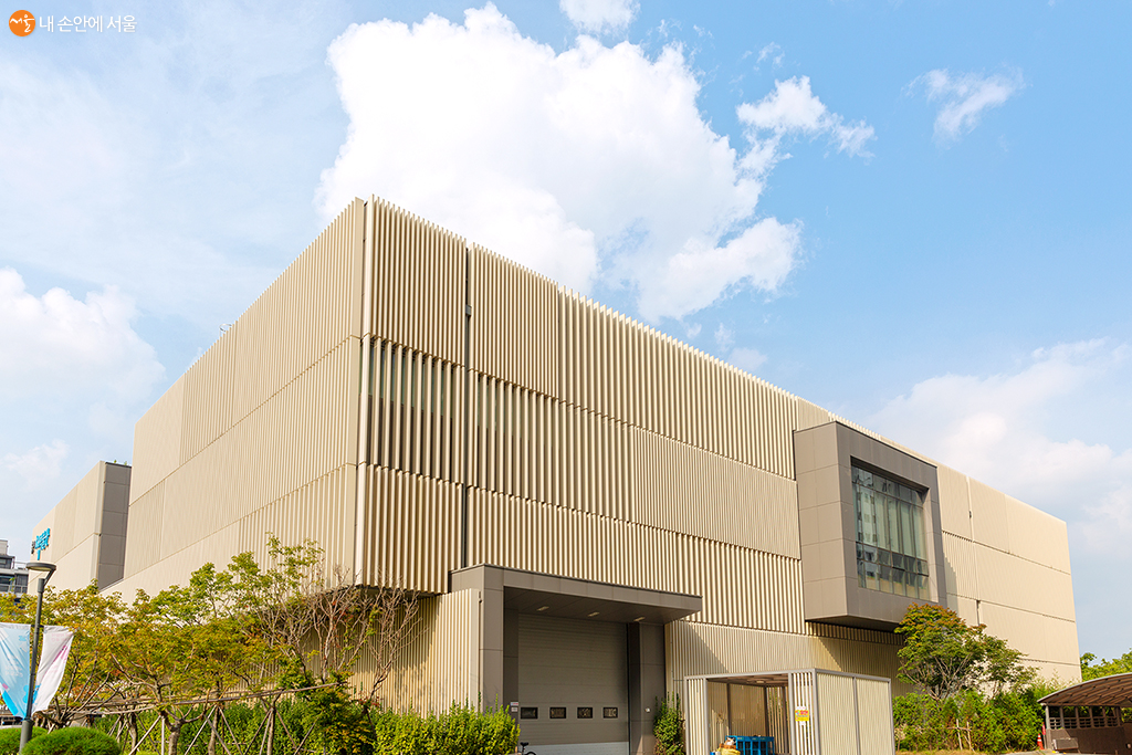 은은한 하늘 색감과 조화롭게 어울리는 책박물관 