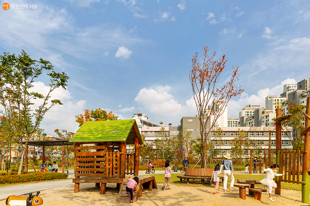 놀이터에는 많은 아이들이 어울려 놀고 있었다 