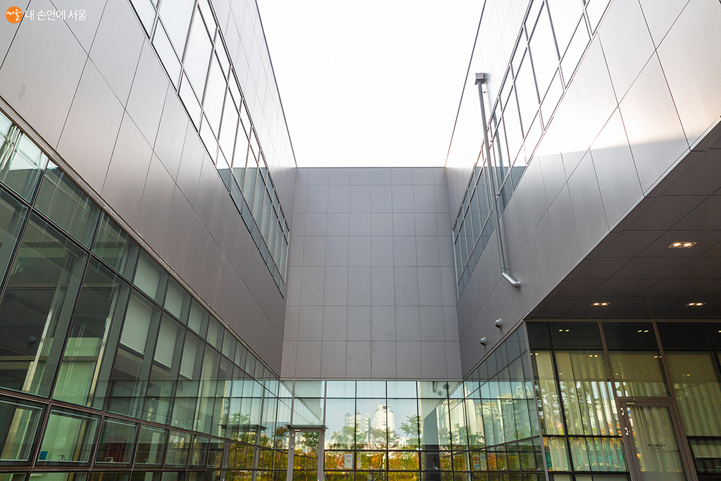 외벽의 유리에 공원 풍경이 비쳐 조각보를 이어놓은 것처럼 보였다