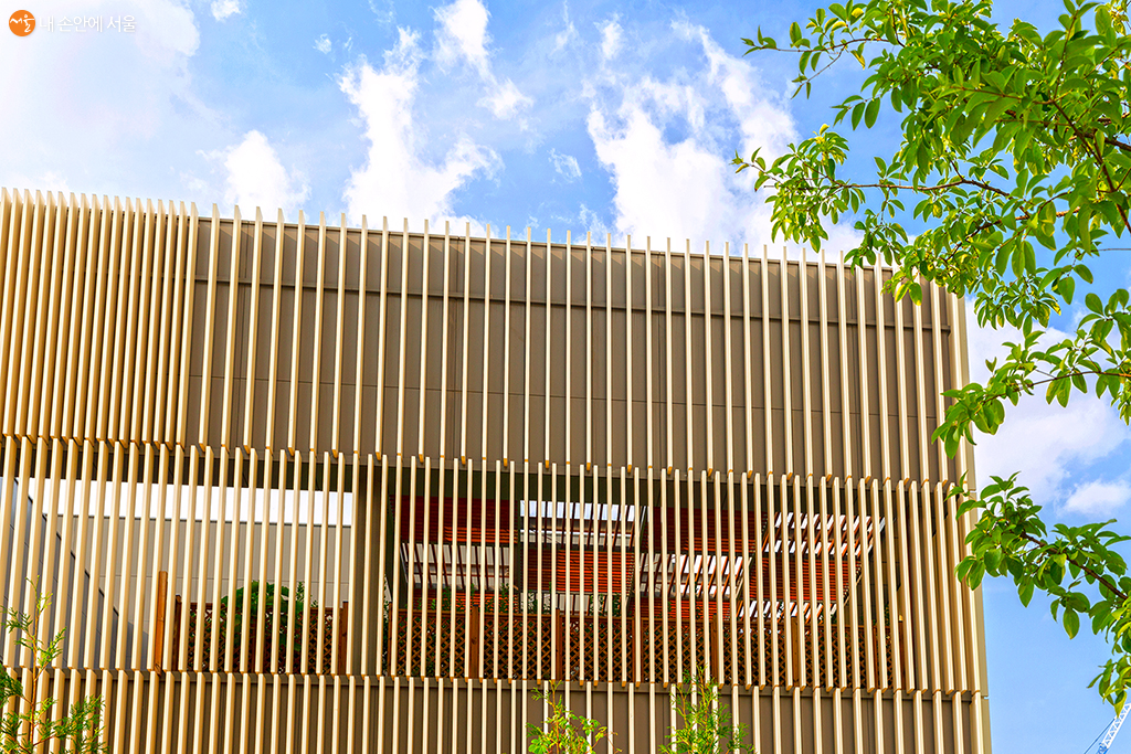 책장에 책이 꽂힌 듯한 외관이 자연과도 잘 어울린다