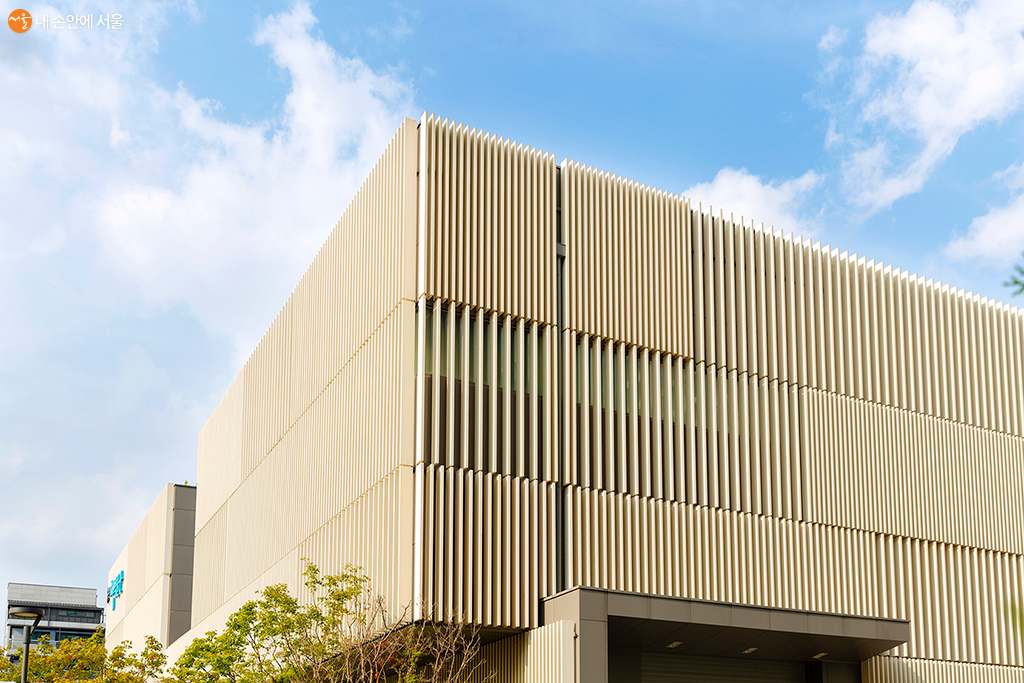 가을 하늘과 비슷한 톤의 색감이 시선을 편안하게 한다 