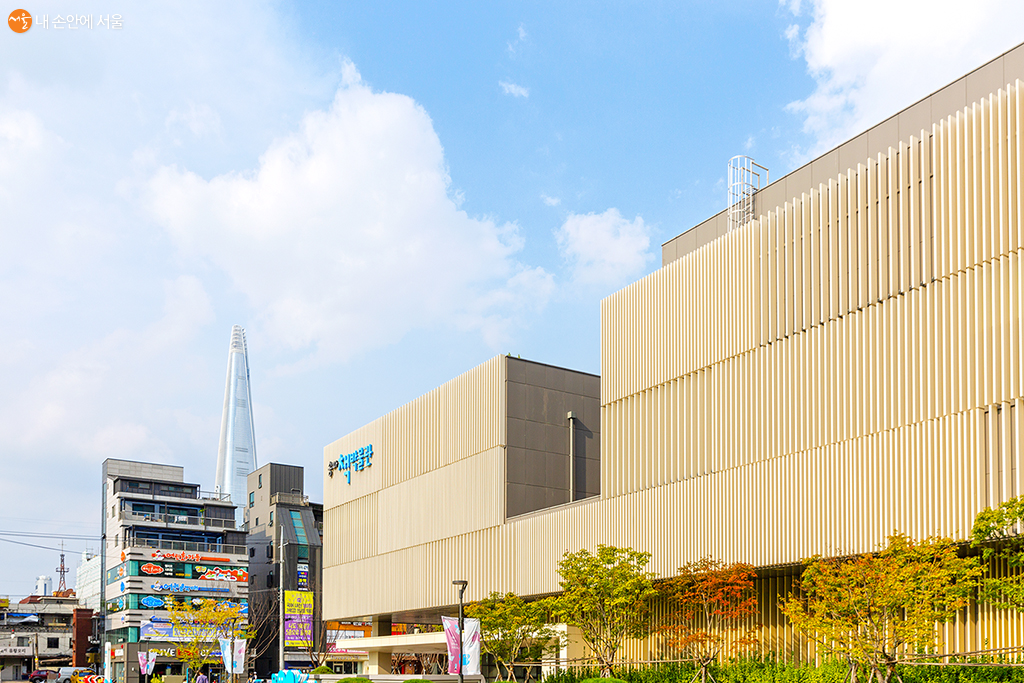 책박물관 바로 앞에는 상가가 마주하고 있다 