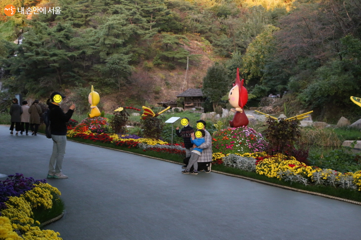 모처럼 산책을 나온 가족들이 꽃길에서 인증샷을 찍고 있다.