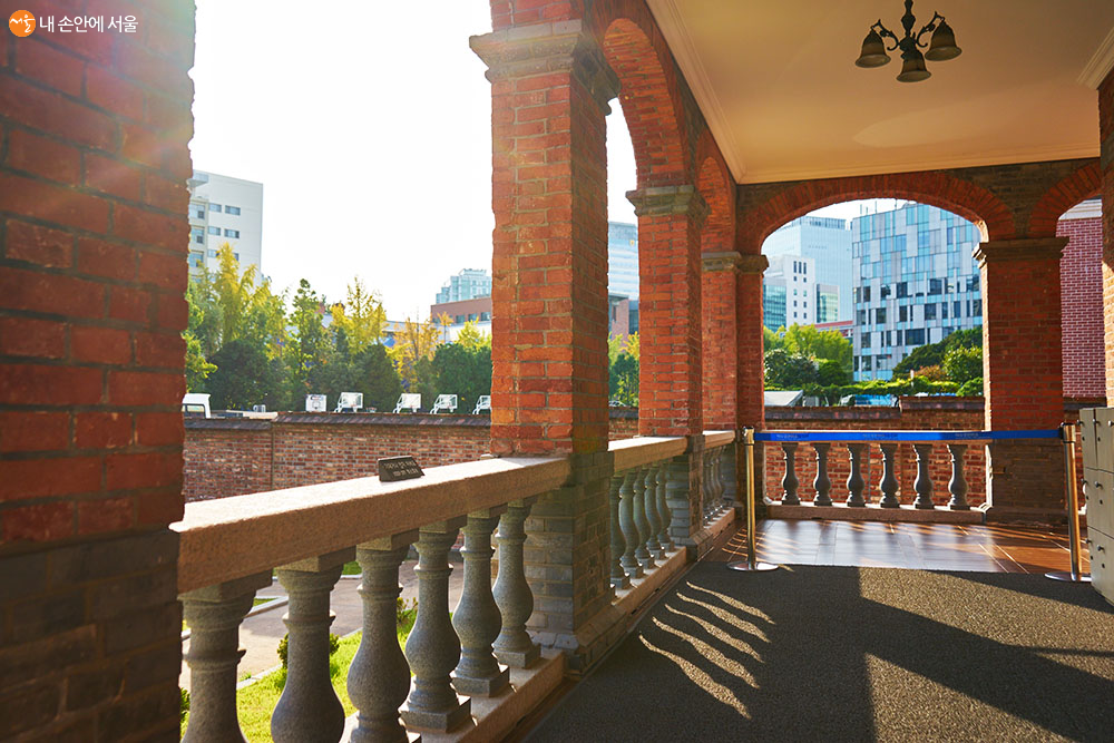 관람을 끝내고 밖으로 나오니 늦은 오후의 밝은 햇살이 역사의 아픔을 달래 주는 듯하다