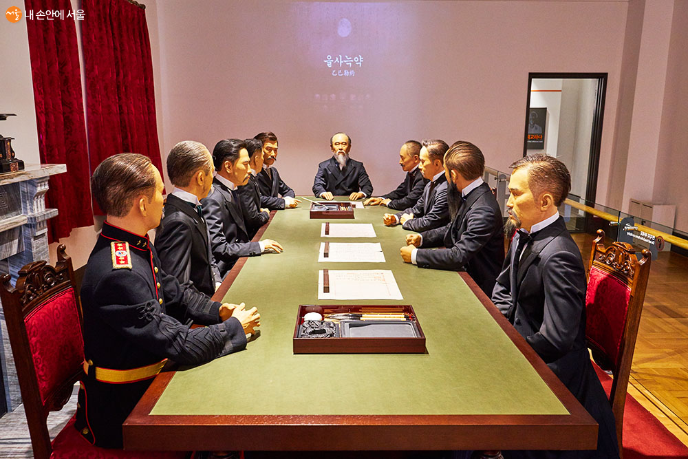 을사늑약 체결의 현장 재현 모습. 중앙의 이토 히로부미 좌우로 을사5적 등이 앉아 있다