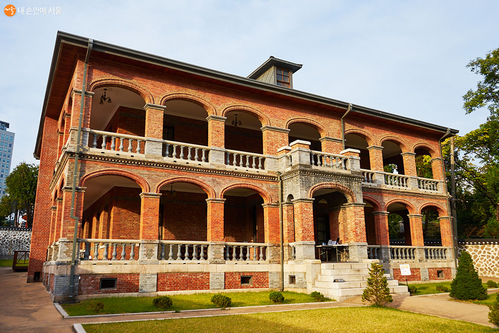 중명전은 2층 붉은 벽돌 건물로 처음에는 수옥헌이라 불렸으며 단아한 분위기가 시선을 끄는 곳이다