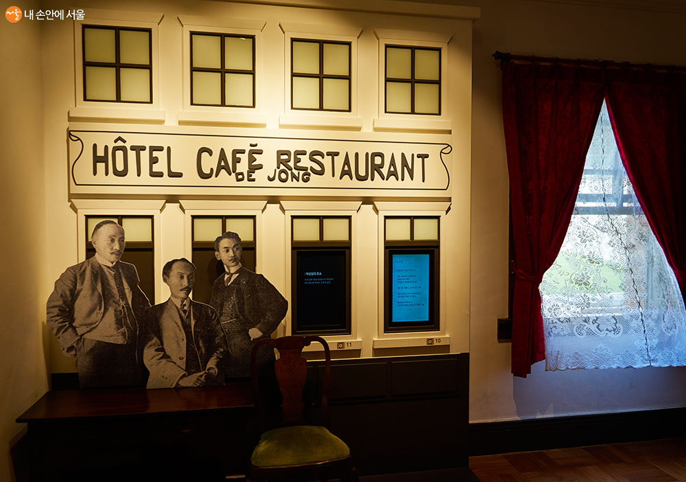 헤이그 특사 3인과 그들이 묵었던 드용호텔(현 이준열사기념관)의 모습을 배경으로 한 포토존