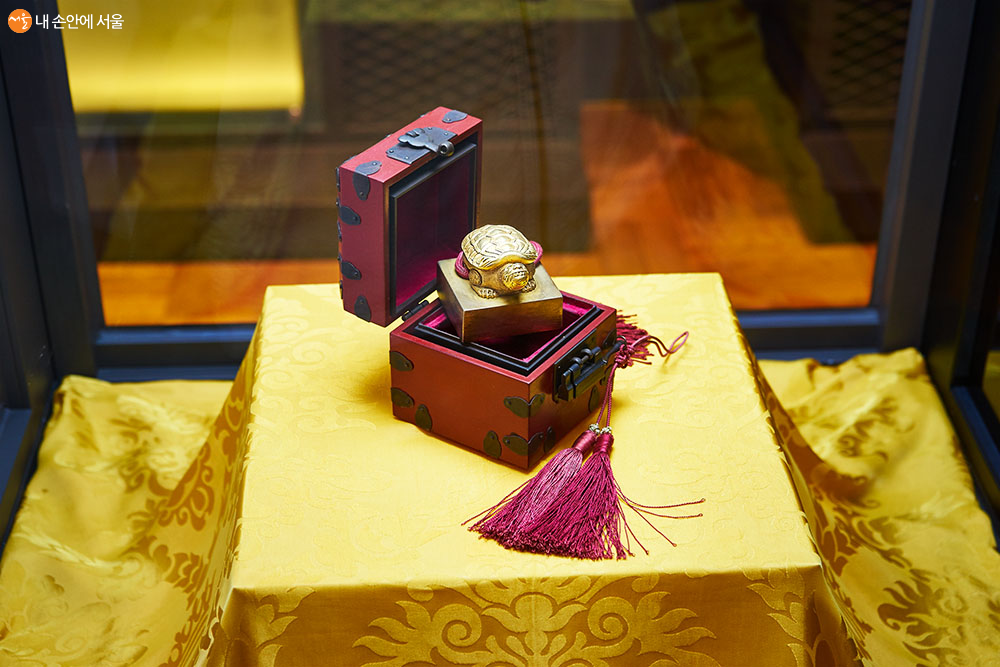 고종은 대한국새와는 별도로 사진의 황제어새를 비밀리에 제작하여 비밀 외교에 사용하였다